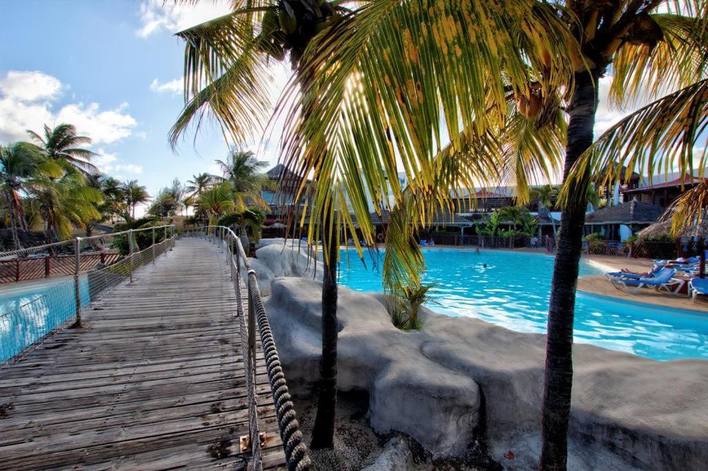 Tres Bel Appartement Avec Vue Mer, Acces Direct A La Plage Et Piscine Surveillee Saint-Francois  Luaran gambar