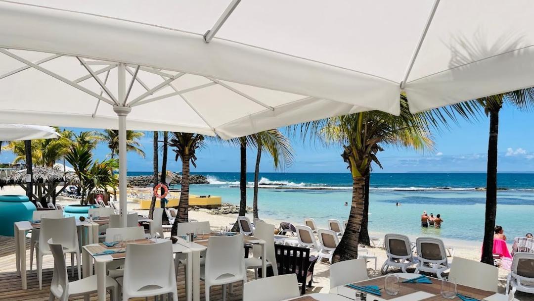 Tres Bel Appartement Avec Vue Mer, Acces Direct A La Plage Et Piscine Surveillee Saint-Francois  Luaran gambar